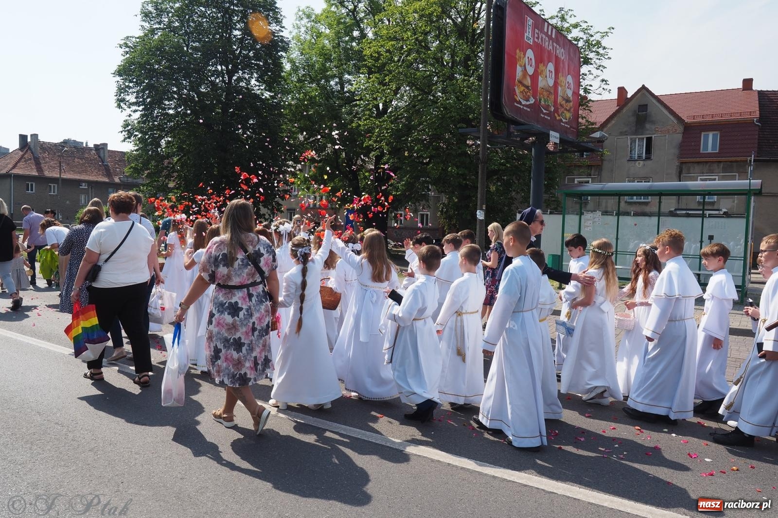 Zdjęcie w galerii na portalu naszraciborz.pl: Z Maryją przez osiedla i łąki. Boże Ciało w parafii Matki Bożej [FOTO i WIDEO] wiadomości z regionu