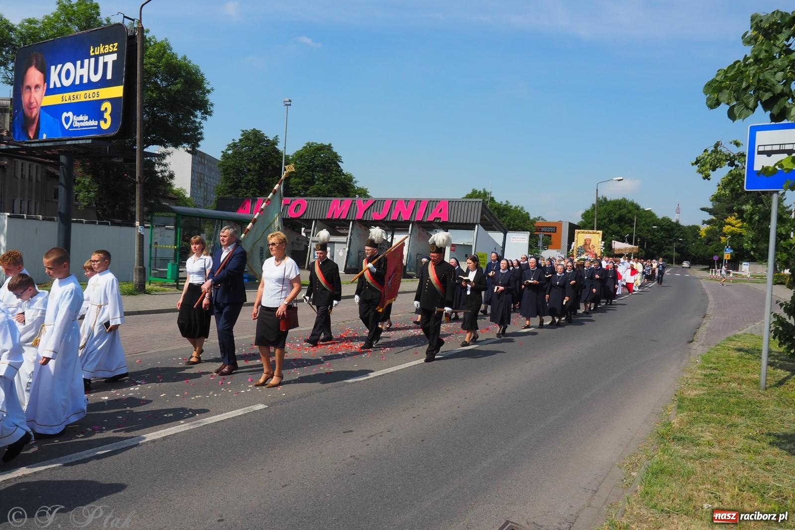 Zdjęcie w galerii na portalu naszraciborz.pl: Z Maryją przez osiedla i łąki. Boże Ciało w parafii Matki Bożej [FOTO i WIDEO] wiadomości z regionu