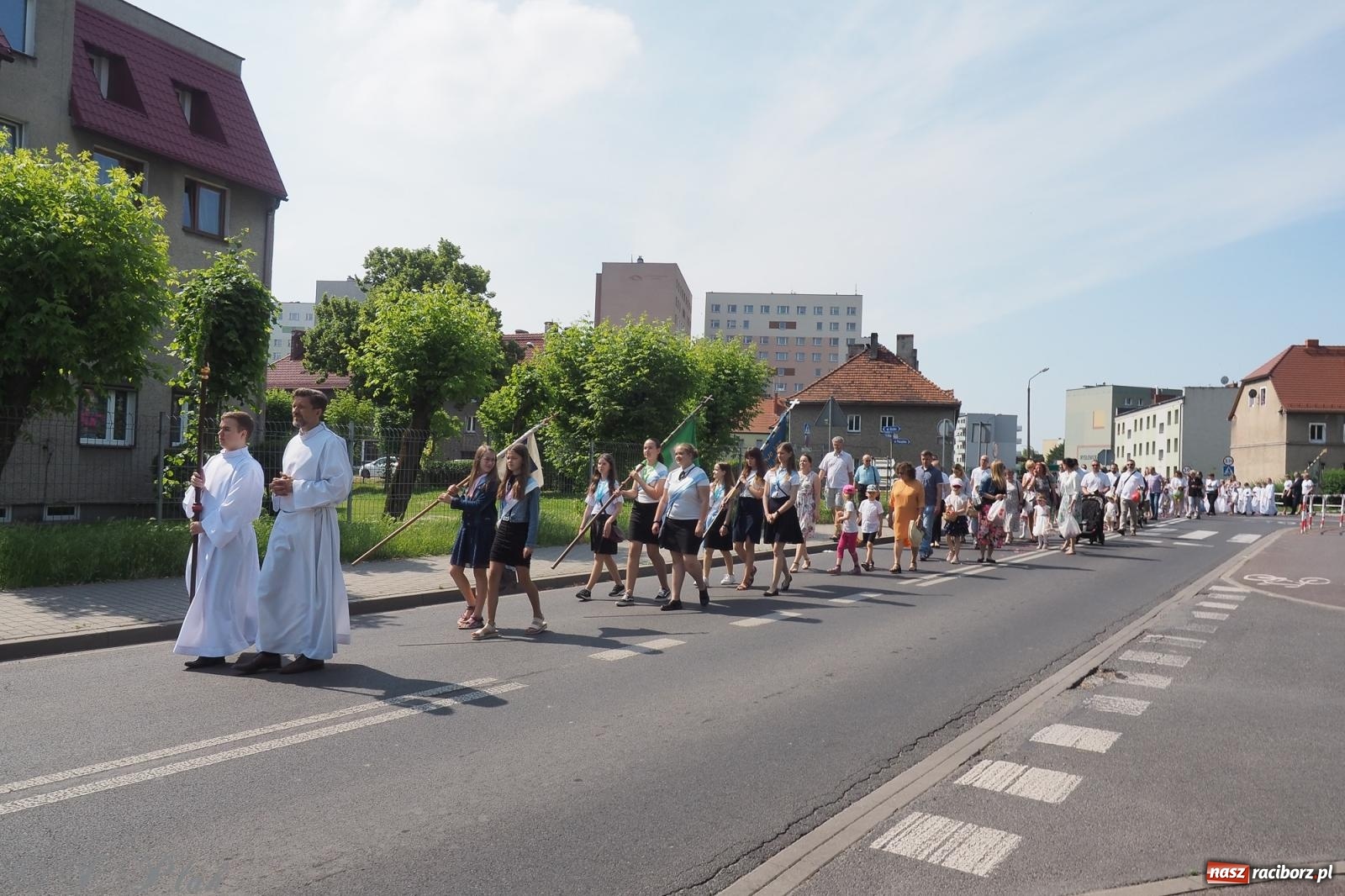 Zdjęcie w galerii na portalu naszraciborz.pl: Z Maryją przez osiedla i łąki. Boże Ciało w parafii Matki Bożej [FOTO i WIDEO] wiadomości z regionu