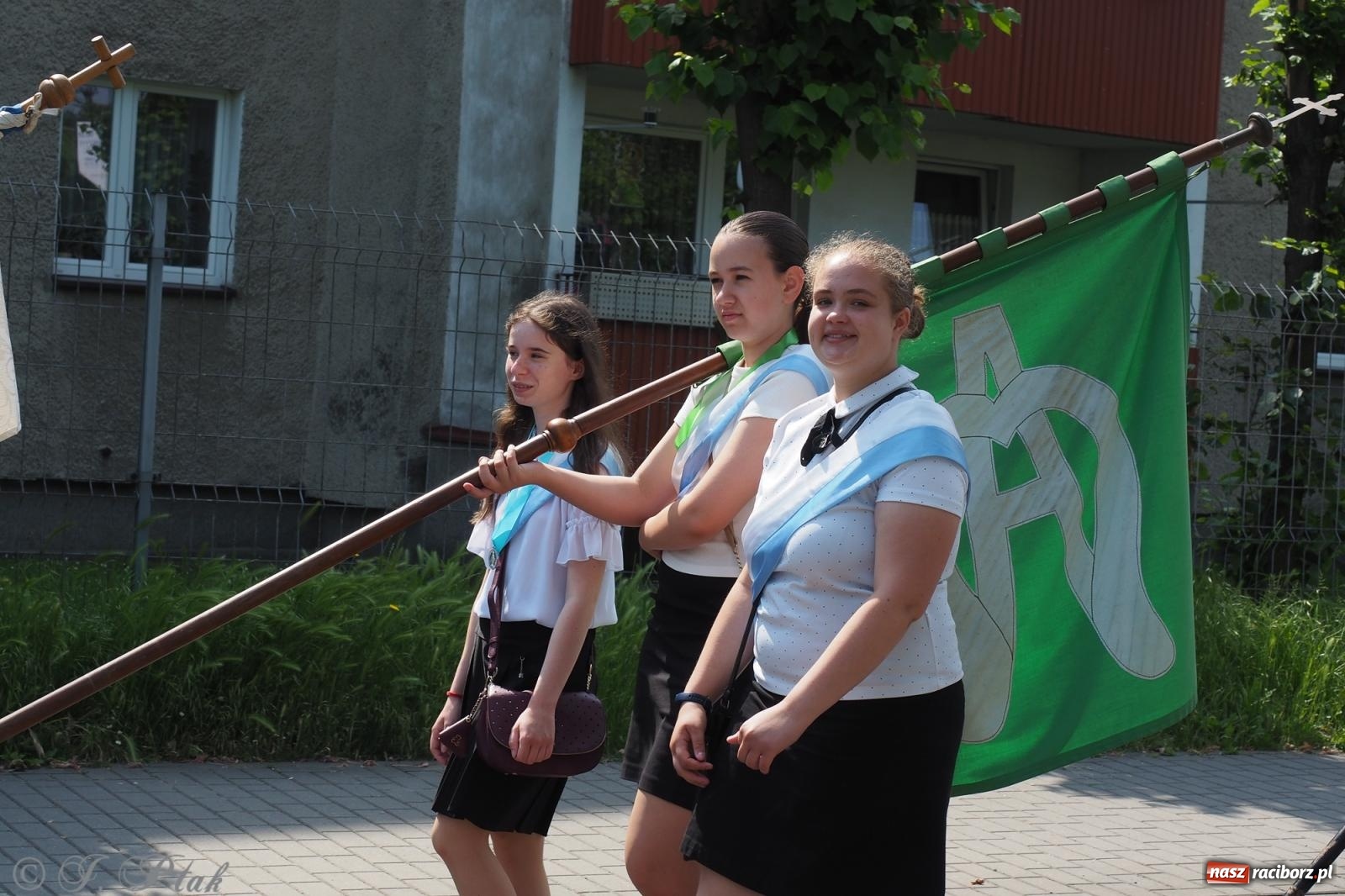 Zdjęcie w galerii na portalu naszraciborz.pl: Z Maryją przez osiedla i łąki. Boże Ciało w parafii Matki Bożej [FOTO i WIDEO] wiadomości z regionu
