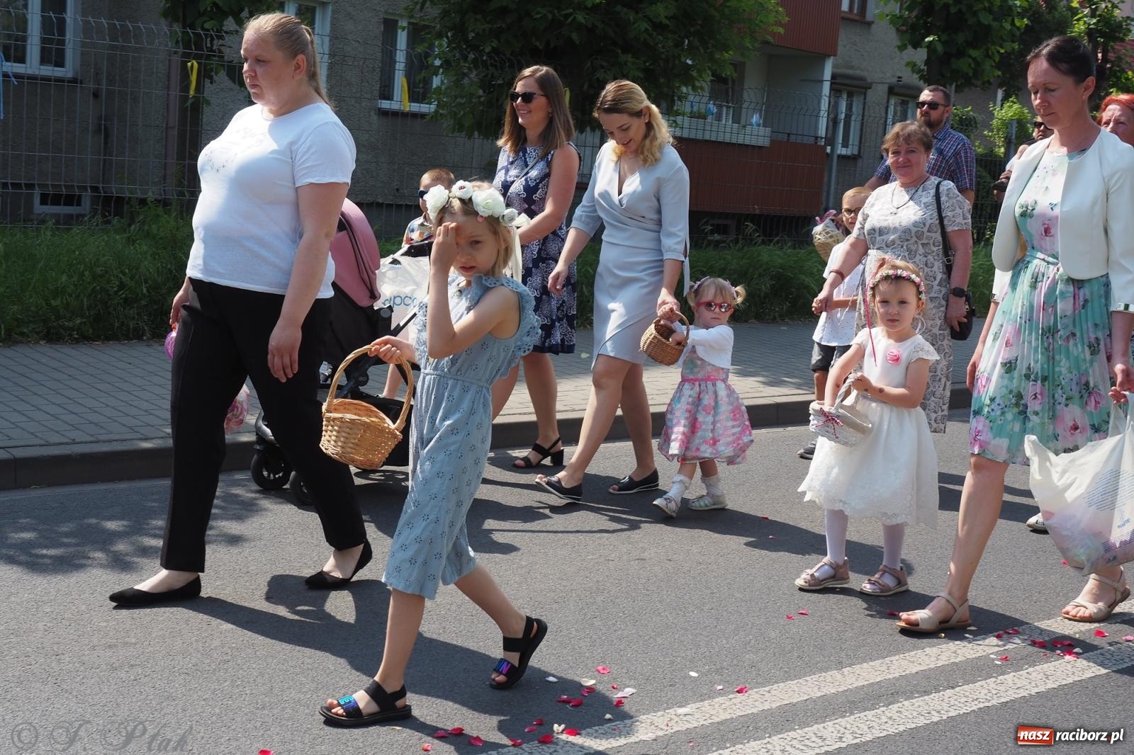 Zdjęcie w galerii na portalu naszraciborz.pl: Z Maryją przez osiedla i łąki. Boże Ciało w parafii Matki Bożej [FOTO i WIDEO] wiadomości z regionu