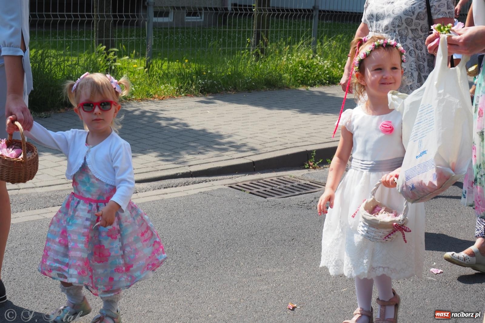 Zdjęcie w galerii na portalu naszraciborz.pl: Z Maryją przez osiedla i łąki. Boże Ciało w parafii Matki Bożej [FOTO i WIDEO] wiadomości z regionu