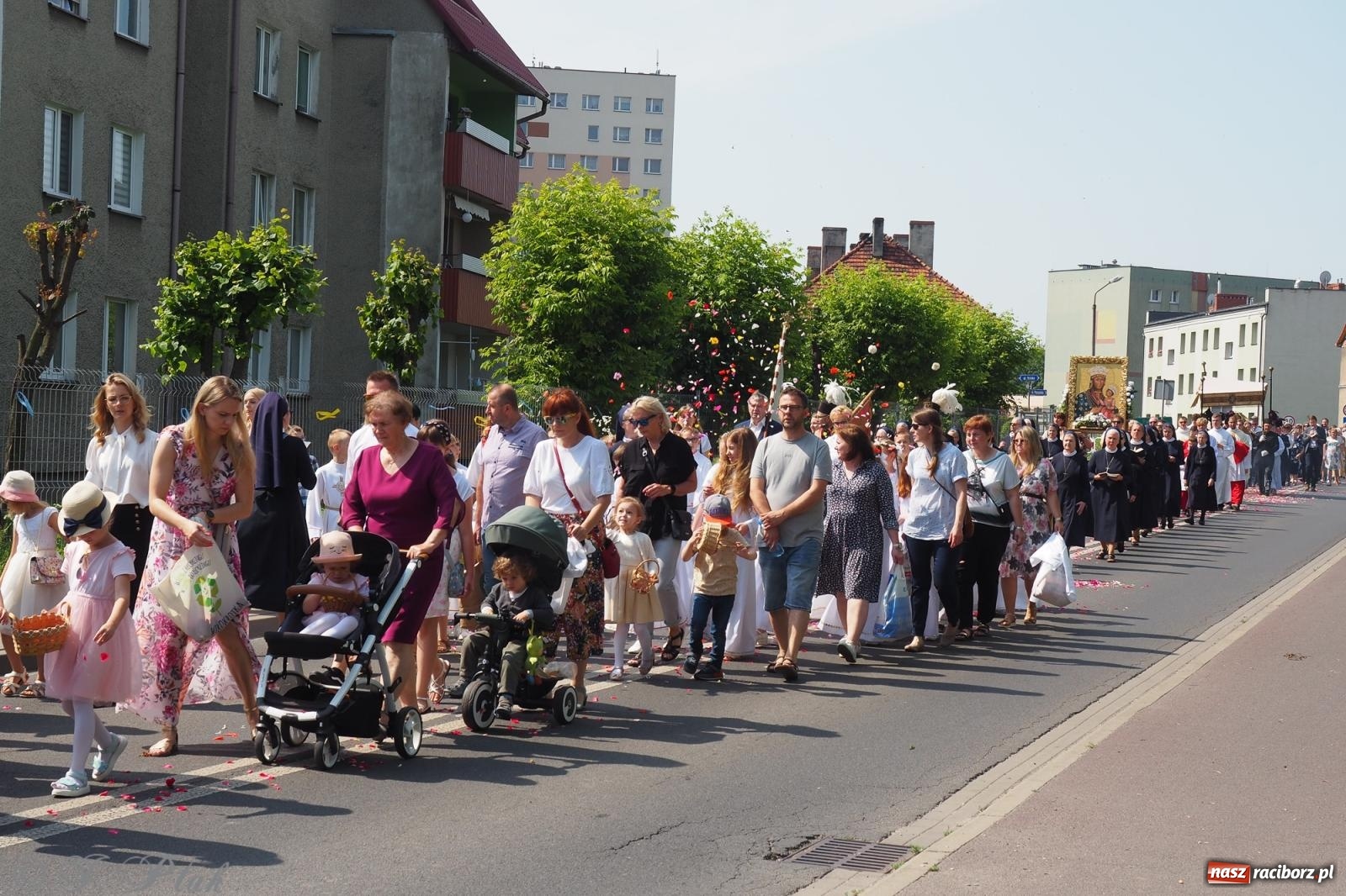 Zdjęcie w galerii na portalu naszraciborz.pl: Z Maryją przez osiedla i łąki. Boże Ciało w parafii Matki Bożej [FOTO i WIDEO] wiadomości z regionu