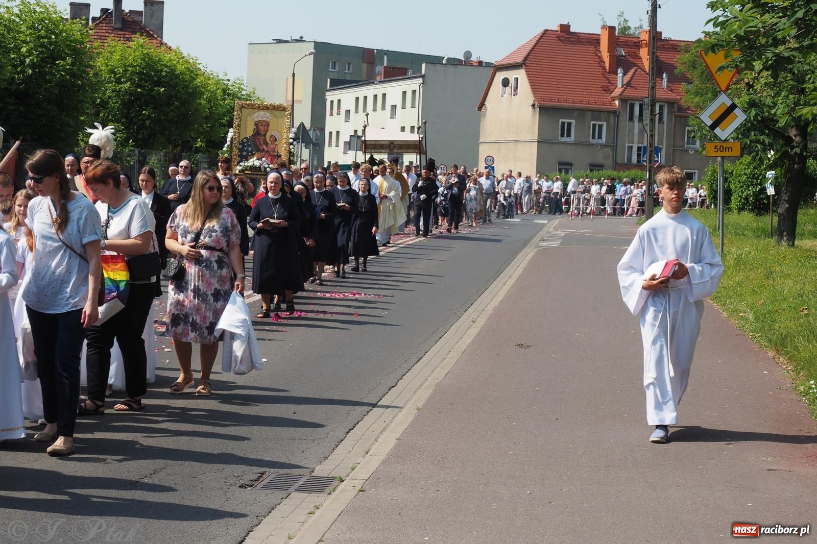 Zdjęcie w galerii na portalu naszraciborz.pl: Z Maryją przez osiedla i łąki. Boże Ciało w parafii Matki Bożej [FOTO i WIDEO] wiadomości z regionu