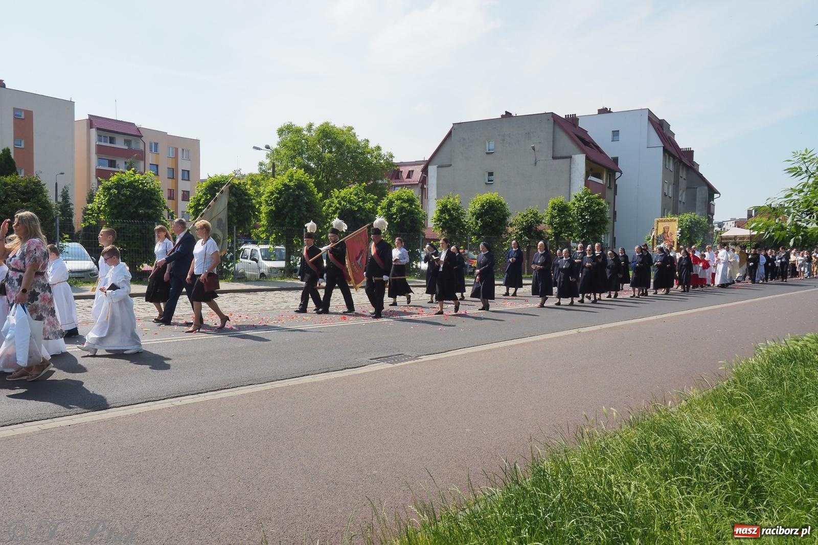 Zdjęcie w galerii na portalu naszraciborz.pl: Z Maryją przez osiedla i łąki. Boże Ciało w parafii Matki Bożej [FOTO i WIDEO] wiadomości z regionu