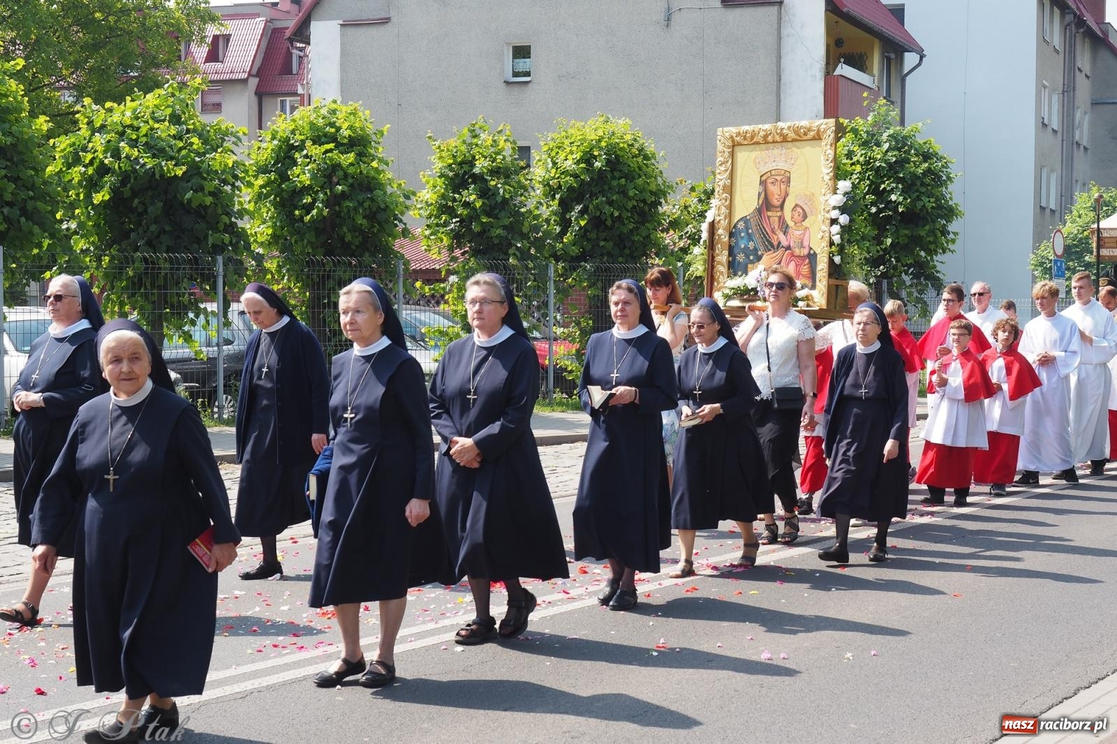 Zdjęcie w galerii na portalu naszraciborz.pl: Z Maryją przez osiedla i łąki. Boże Ciało w parafii Matki Bożej [FOTO i WIDEO] wiadomości z regionu
