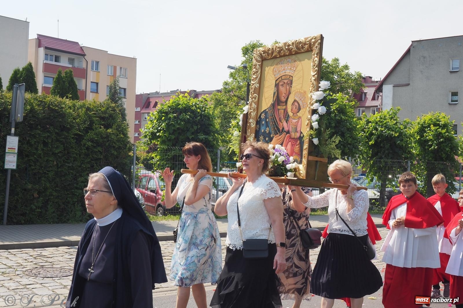 Zdjęcie w galerii na portalu naszraciborz.pl: Z Maryją przez osiedla i łąki. Boże Ciało w parafii Matki Bożej [FOTO i WIDEO] wiadomości z regionu