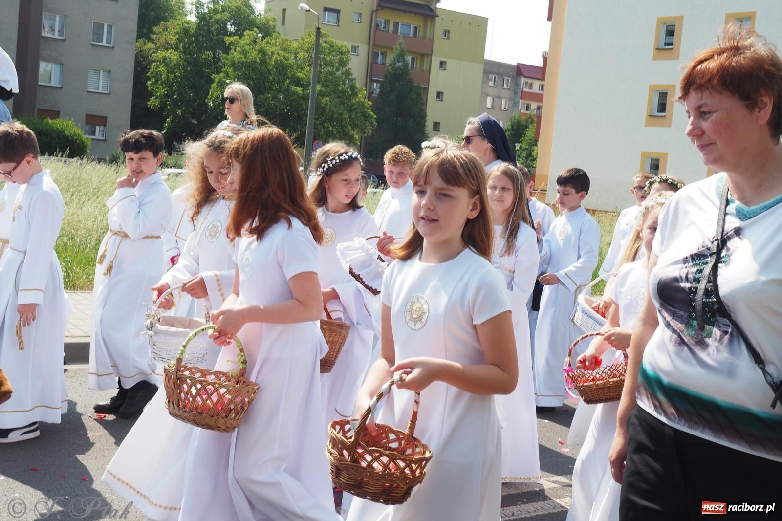 Zdjęcie w galerii na portalu naszraciborz.pl: Z Maryją przez osiedla i łąki. Boże Ciało w parafii Matki Bożej [FOTO i WIDEO] wiadomości z regionu