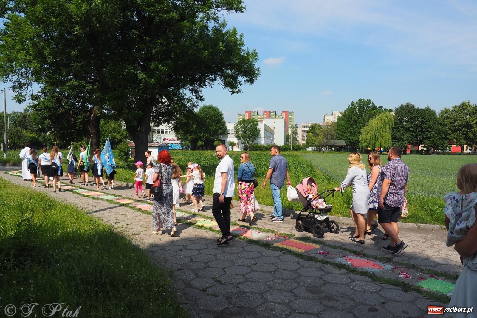 Zdjęcie w galerii na portalu naszraciborz.pl: Z Maryją przez osiedla i łąki. Boże Ciało w parafii Matki Bożej [FOTO i WIDEO] wiadomości z regionu