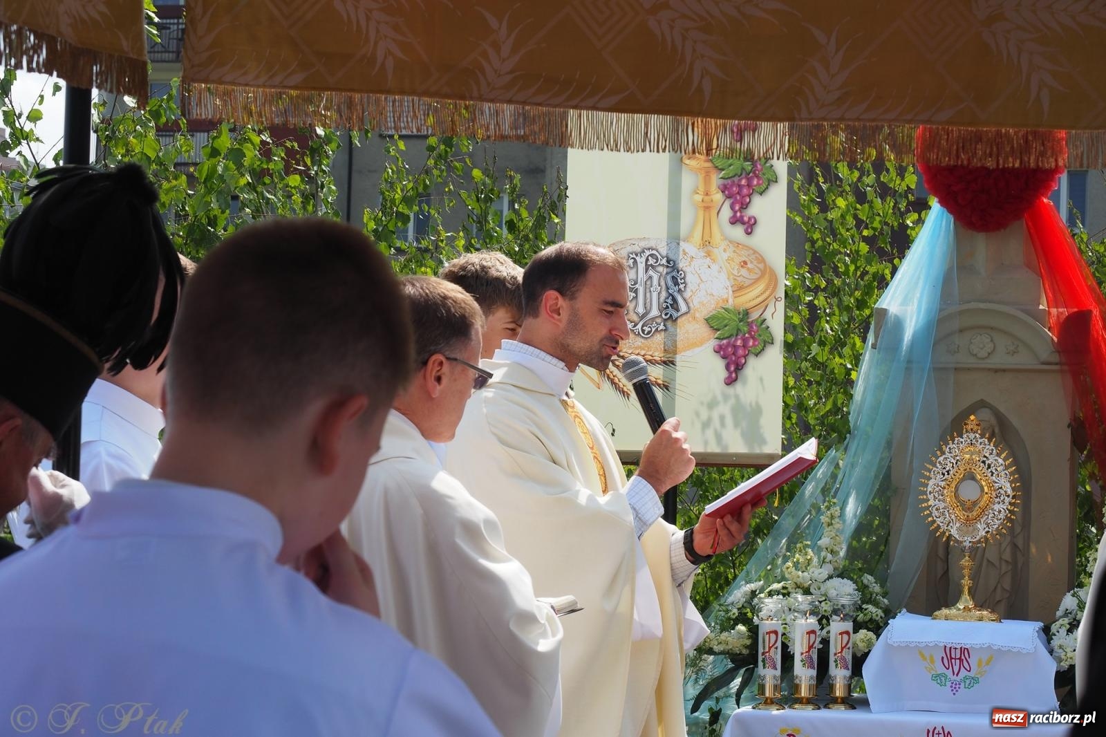 Zdjęcie w galerii na portalu naszraciborz.pl: Z Maryją przez osiedla i łąki. Boże Ciało w parafii Matki Bożej [FOTO i WIDEO] wiadomości z regionu