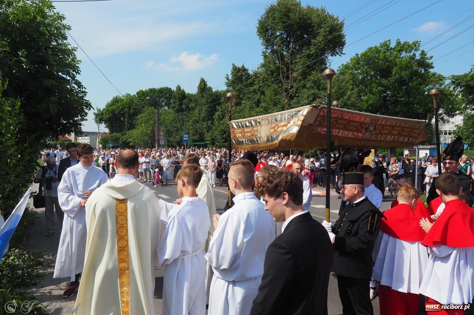 Zdjęcie w galerii na portalu naszraciborz.pl: Z Maryją przez osiedla i łąki. Boże Ciało w parafii Matki Bożej [FOTO i WIDEO] wiadomości z regionu