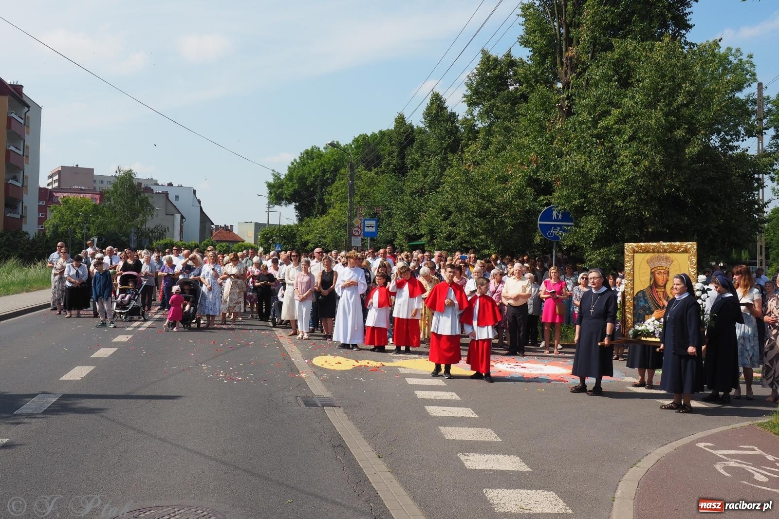 Zdjęcie w galerii na portalu naszraciborz.pl: Z Maryją przez osiedla i łąki. Boże Ciało w parafii Matki Bożej [FOTO i WIDEO] wiadomości z regionu