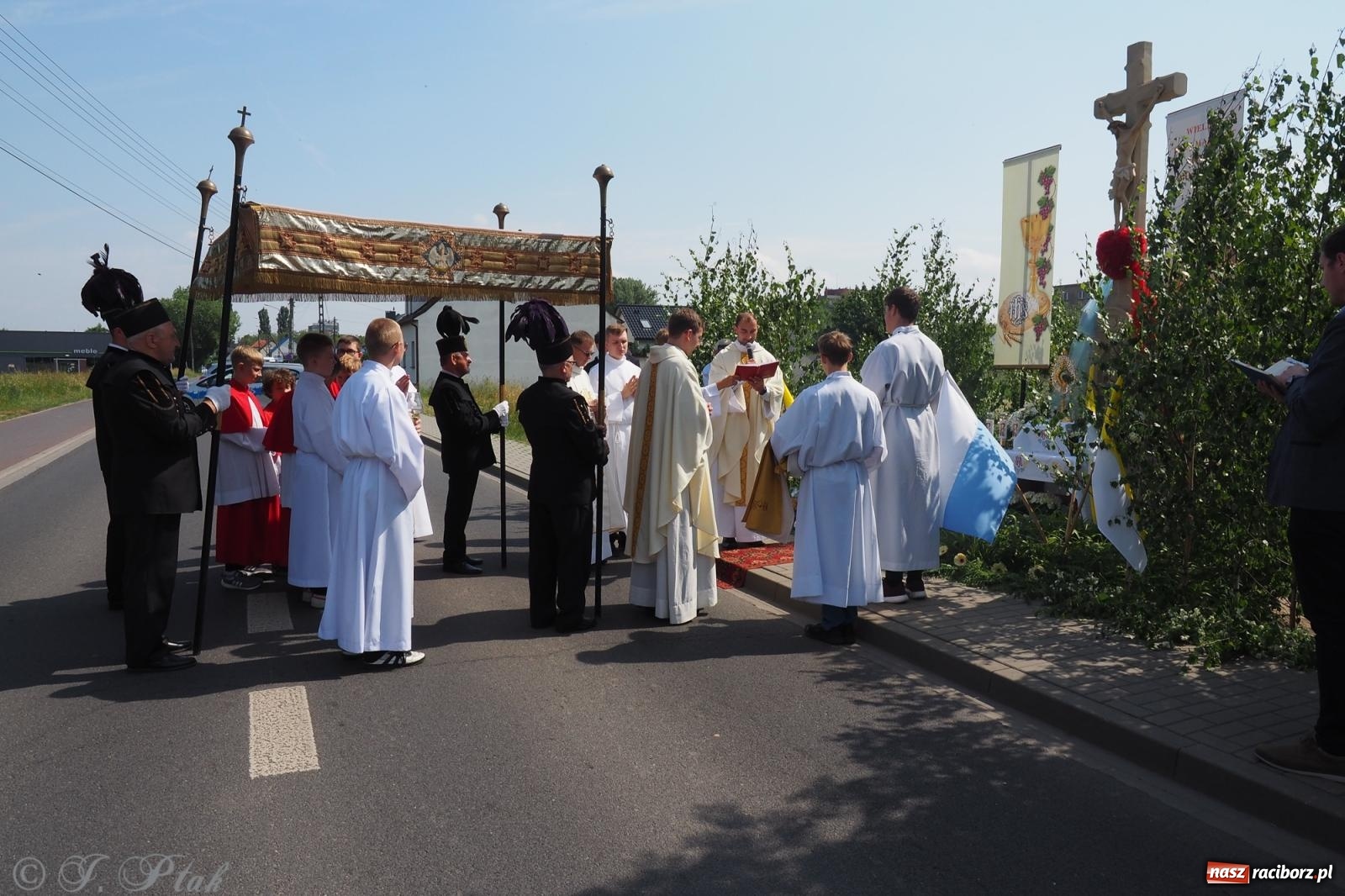 Zdjęcie w galerii na portalu naszraciborz.pl: Z Maryją przez osiedla i łąki. Boże Ciało w parafii Matki Bożej [FOTO i WIDEO] wiadomości z regionu