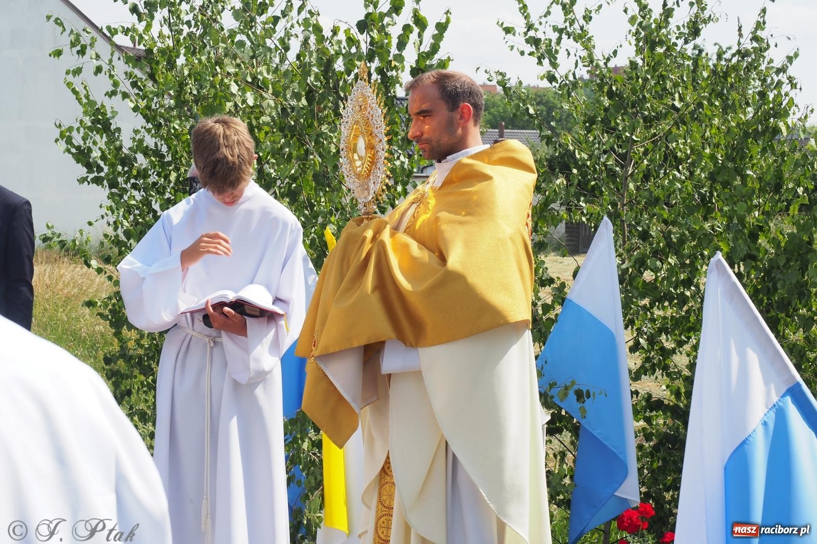 Zdjęcie w galerii na portalu naszraciborz.pl: Z Maryją przez osiedla i łąki. Boże Ciało w parafii Matki Bożej [FOTO i WIDEO] wiadomości z regionu