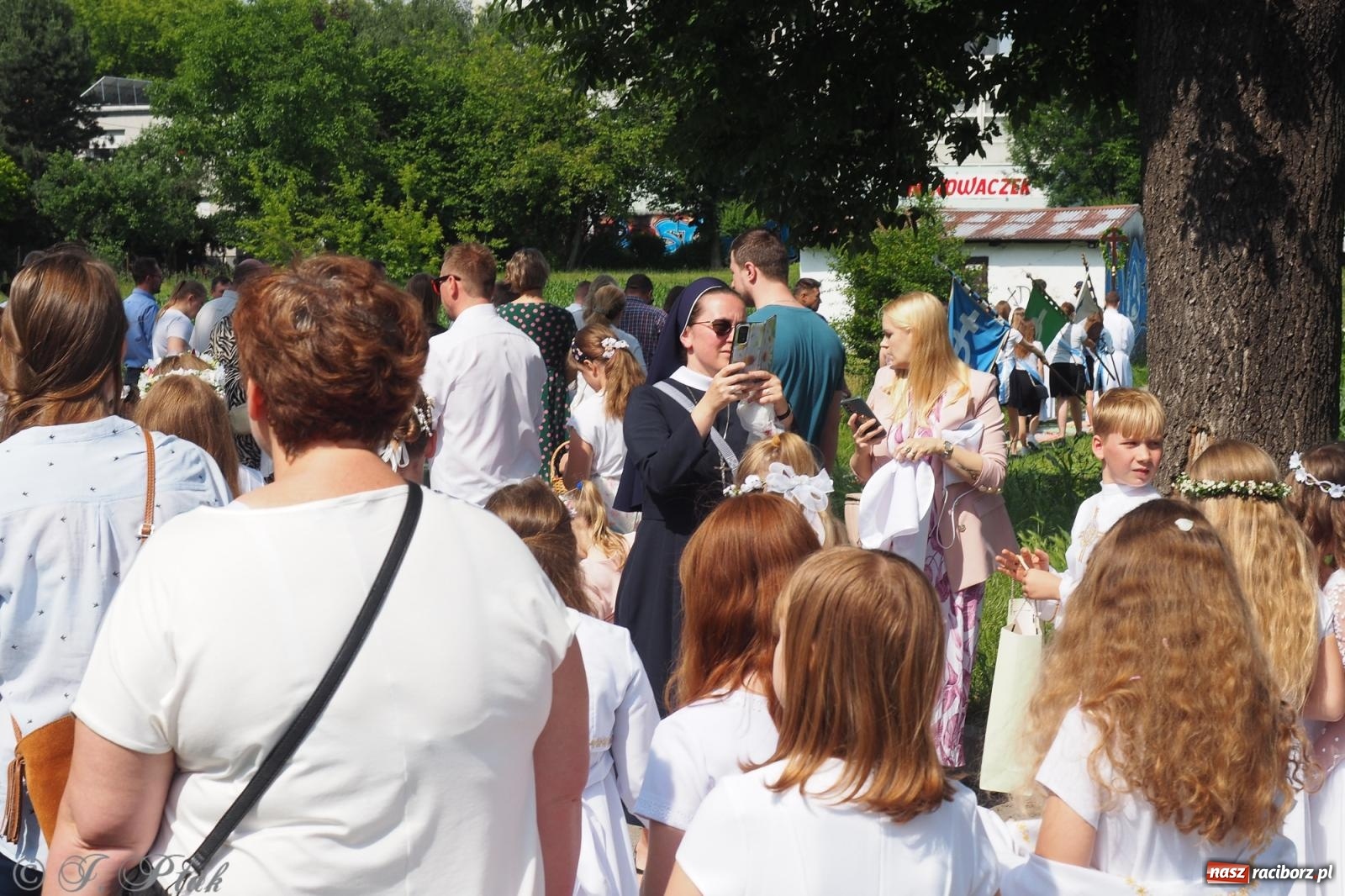 Zdjęcie w galerii na portalu naszraciborz.pl: Z Maryją przez osiedla i łąki. Boże Ciało w parafii Matki Bożej [FOTO i WIDEO] wiadomości z regionu