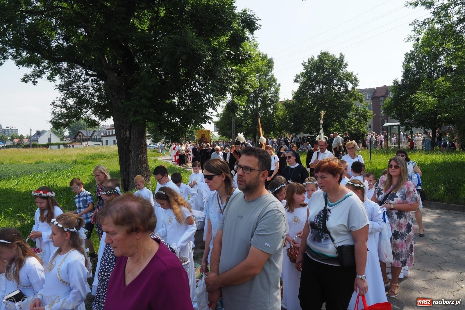 Zdjęcie w galerii na portalu naszraciborz.pl: Z Maryją przez osiedla i łąki. Boże Ciało w parafii Matki Bożej [FOTO i WIDEO] wiadomości z regionu