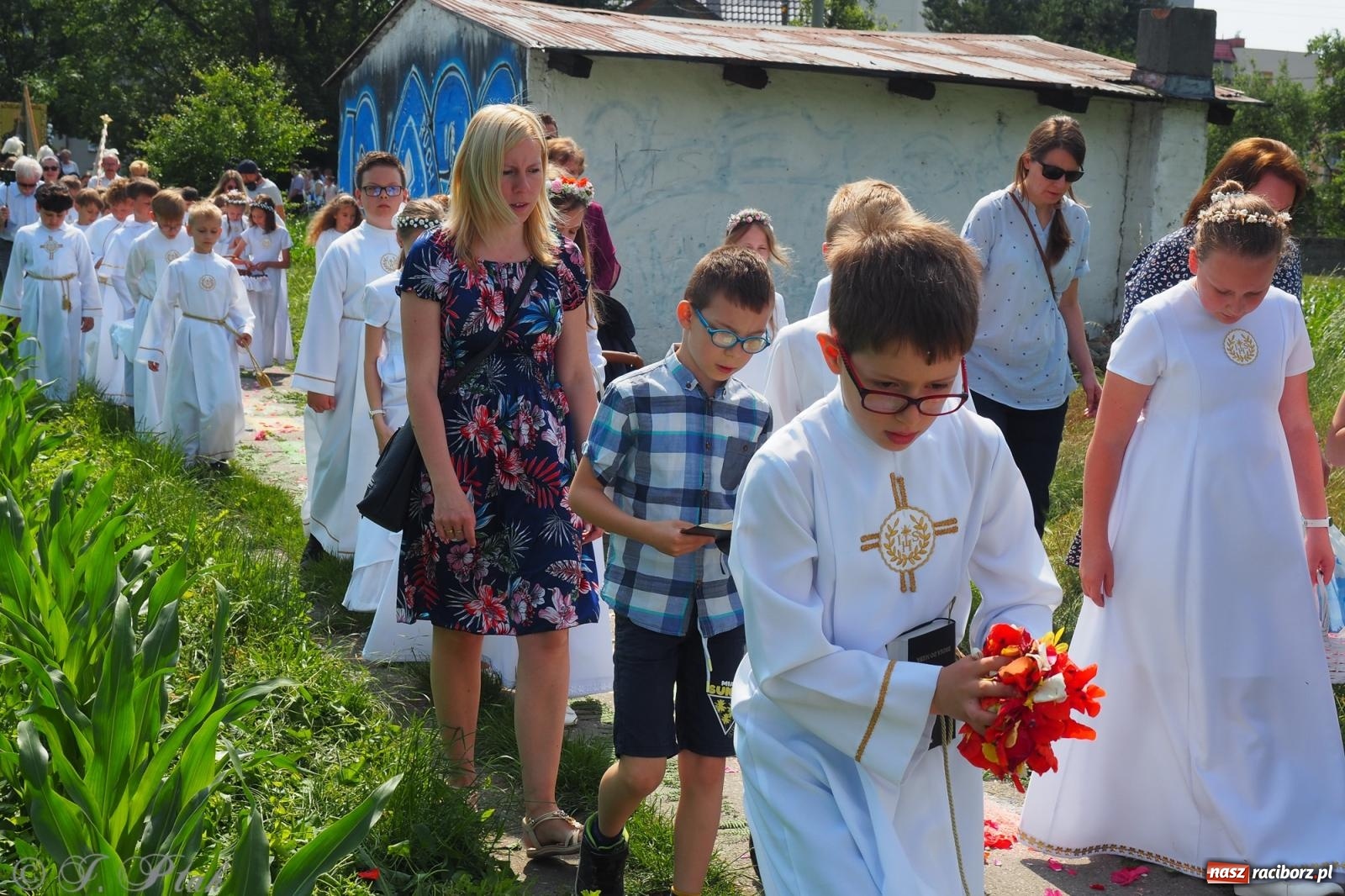 Zdjęcie w galerii na portalu naszraciborz.pl: Z Maryją przez osiedla i łąki. Boże Ciało w parafii Matki Bożej [FOTO i WIDEO] wiadomości z regionu