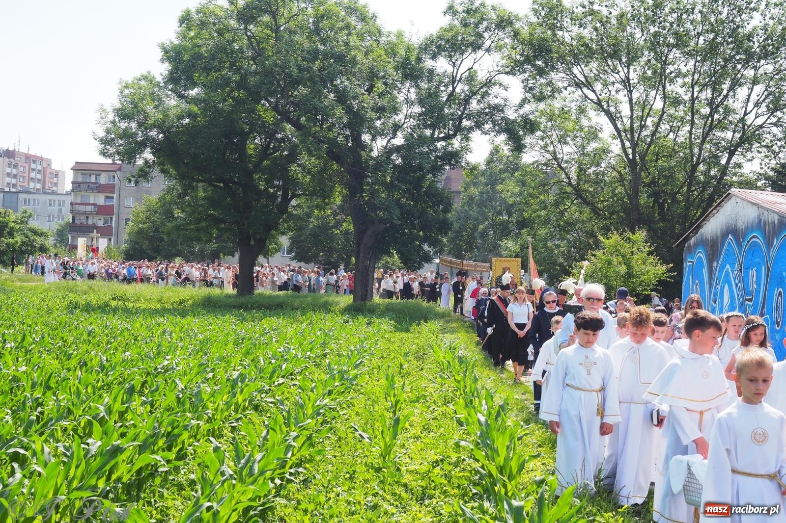 Zdjęcie w galerii na portalu naszraciborz.pl: Z Maryją przez osiedla i łąki. Boże Ciało w parafii Matki Bożej [FOTO i WIDEO] wiadomości z regionu