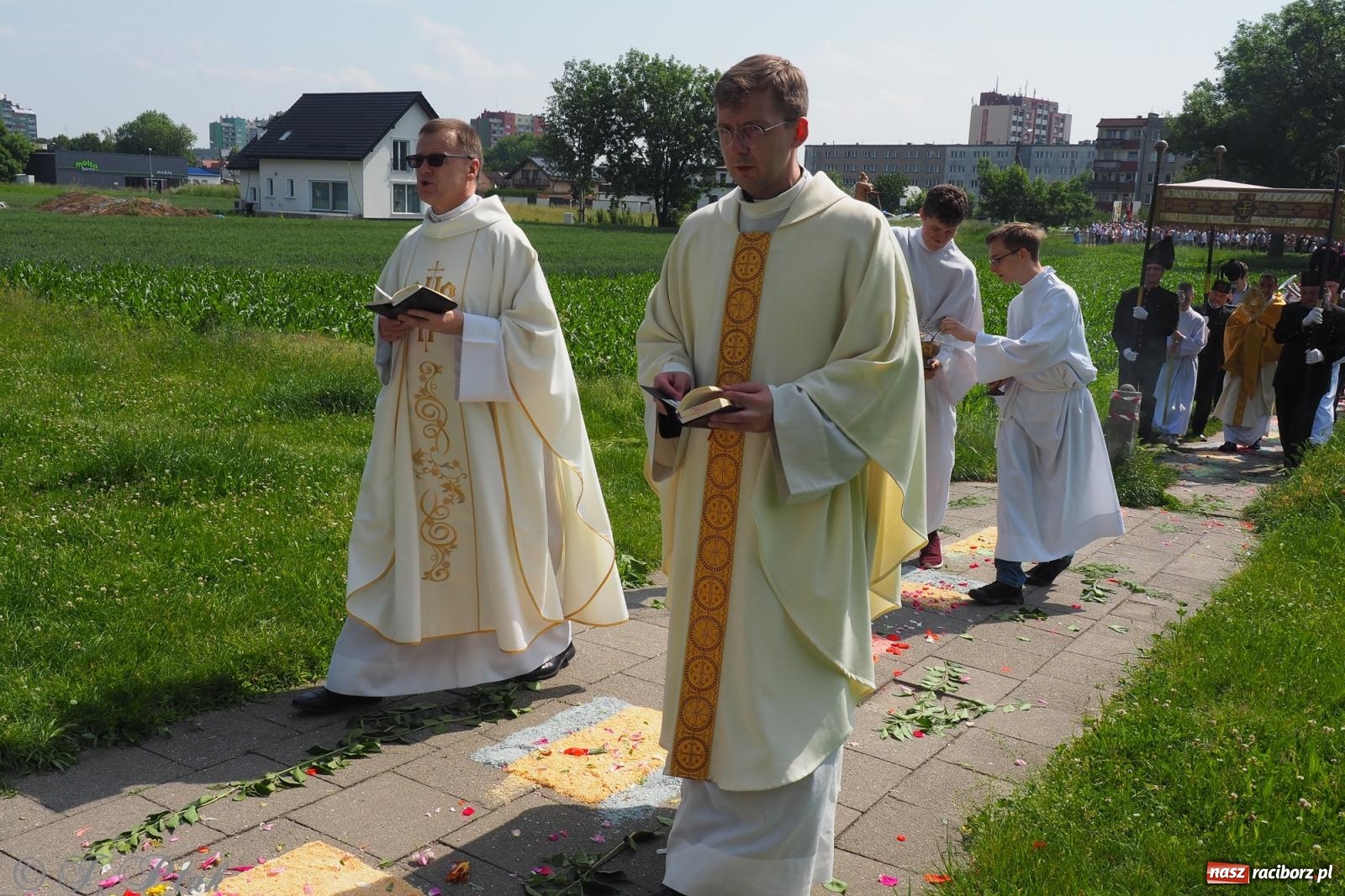 Zdjęcie w galerii na portalu naszraciborz.pl: Z Maryją przez osiedla i łąki. Boże Ciało w parafii Matki Bożej [FOTO i WIDEO] wiadomości z regionu