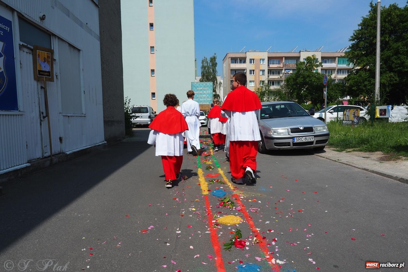 Zdjęcie w galerii na portalu naszraciborz.pl: Z Maryją przez osiedla i łąki. Boże Ciało w parafii Matki Bożej [FOTO i WIDEO] wiadomości z regionu