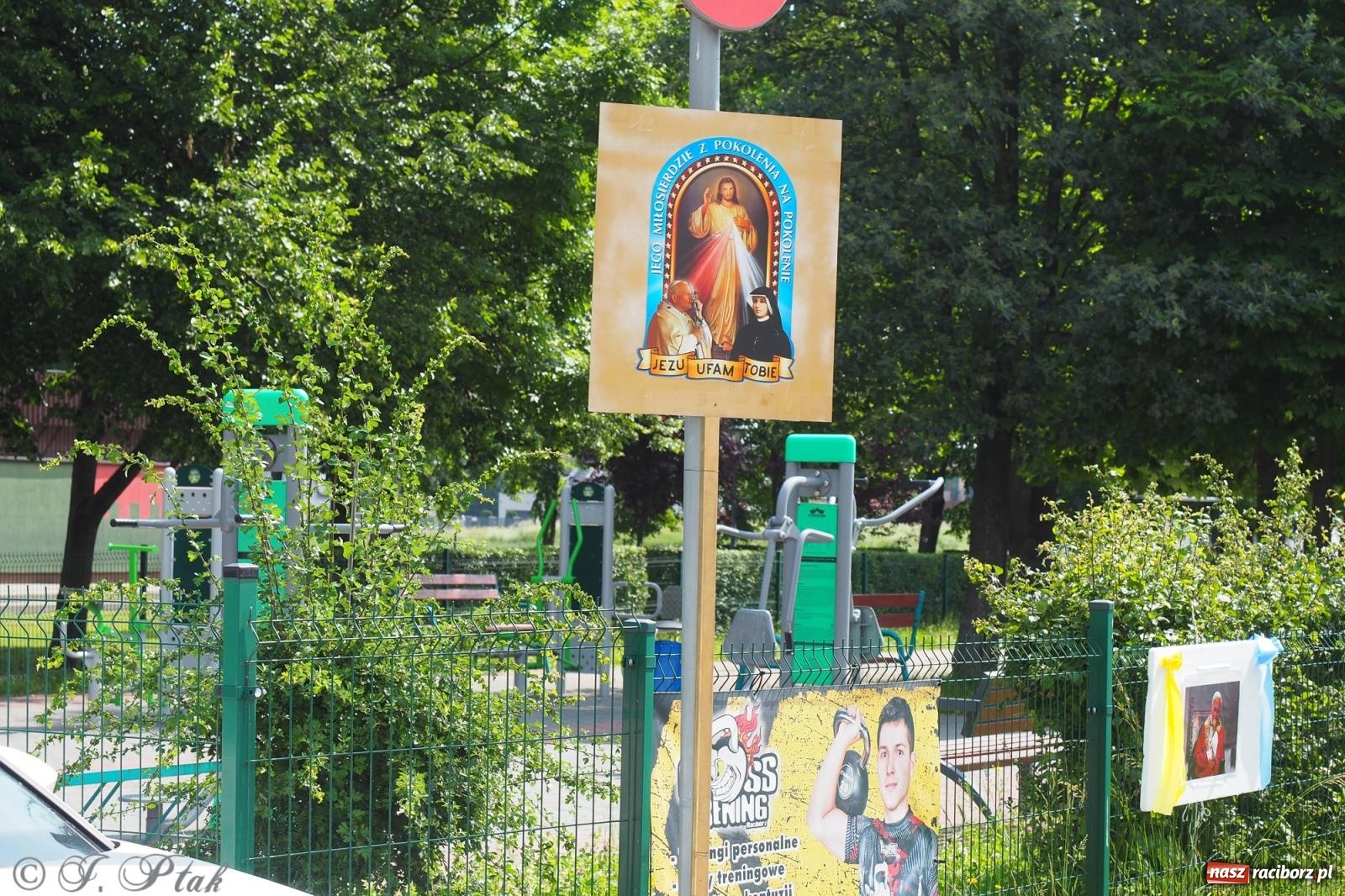 Zdjęcie w galerii na portalu naszraciborz.pl: Z Maryją przez osiedla i łąki. Boże Ciało w parafii Matki Bożej [FOTO i WIDEO] wiadomości z regionu