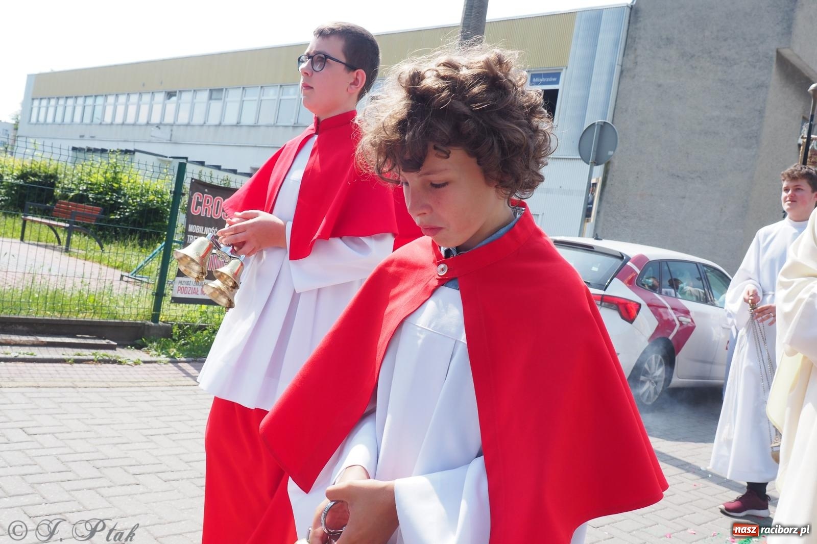 Zdjęcie w galerii na portalu naszraciborz.pl: Z Maryją przez osiedla i łąki. Boże Ciało w parafii Matki Bożej [FOTO i WIDEO] wiadomości z regionu