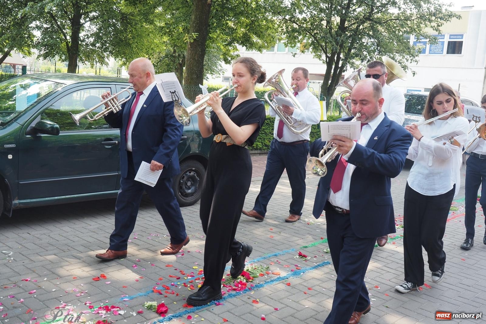 Zdjęcie w galerii na portalu naszraciborz.pl: Z Maryją przez osiedla i łąki. Boże Ciało w parafii Matki Bożej [FOTO i WIDEO] wiadomości z regionu