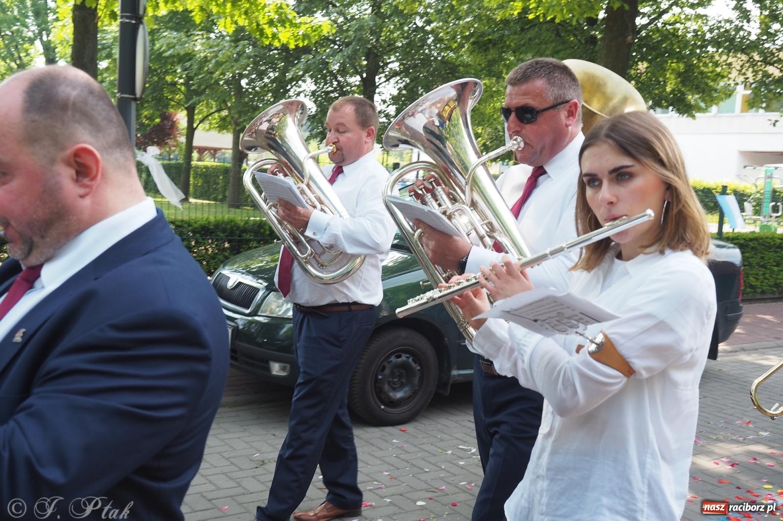 Zdjęcie w galerii na portalu naszraciborz.pl: Z Maryją przez osiedla i łąki. Boże Ciało w parafii Matki Bożej [FOTO i WIDEO] wiadomości z regionu