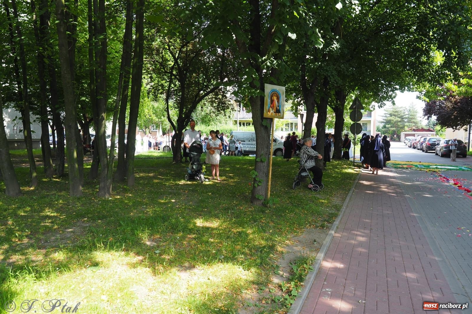 Zdjęcie w galerii na portalu naszraciborz.pl: Z Maryją przez osiedla i łąki. Boże Ciało w parafii Matki Bożej [FOTO i WIDEO] wiadomości z regionu