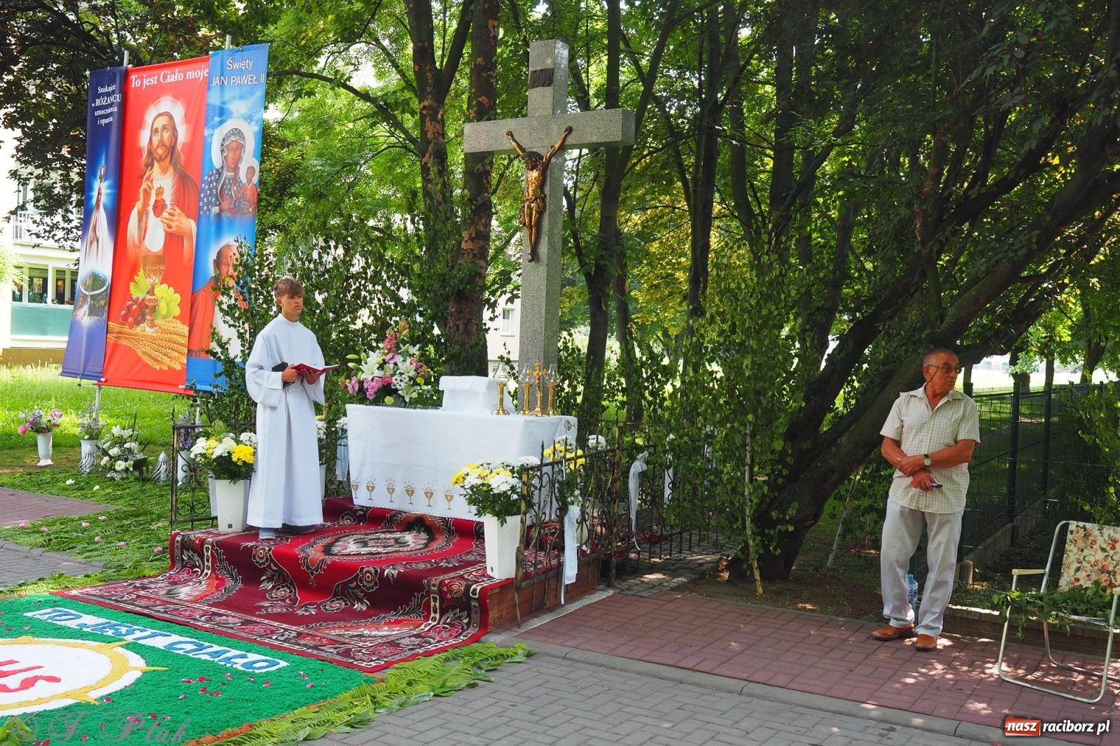 Zdjęcie w galerii na portalu naszraciborz.pl: Z Maryją przez osiedla i łąki. Boże Ciało w parafii Matki Bożej [FOTO i WIDEO] wiadomości z regionu