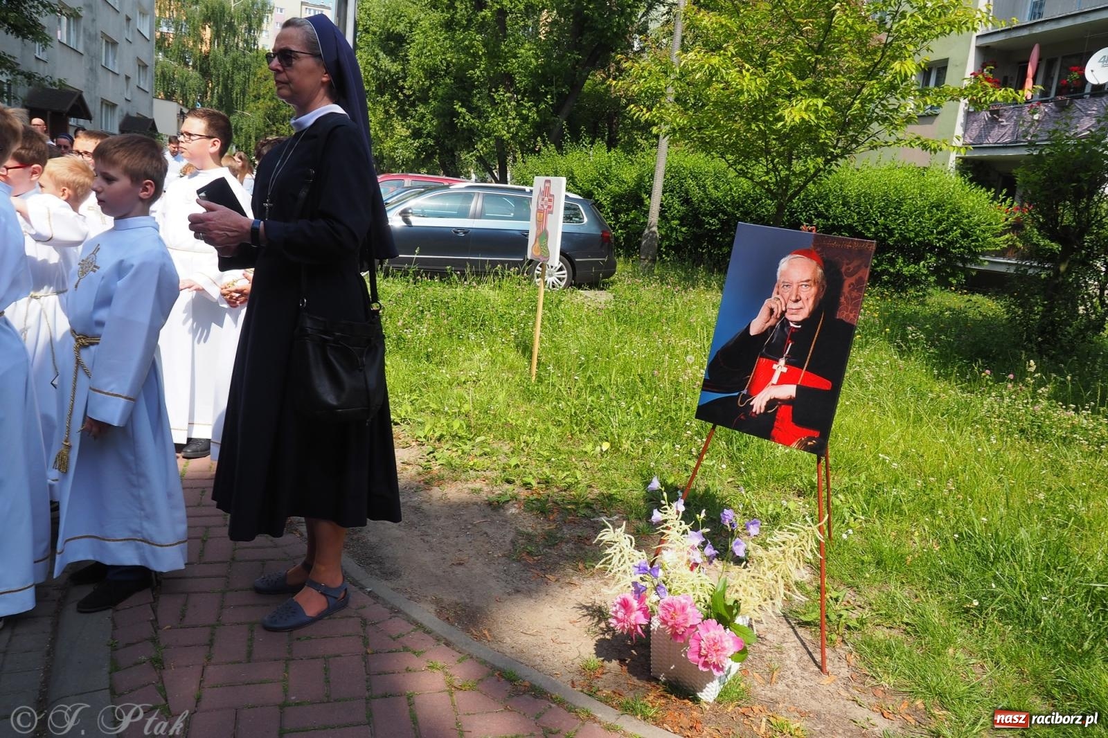 Zdjęcie w galerii na portalu naszraciborz.pl: Z Maryją przez osiedla i łąki. Boże Ciało w parafii Matki Bożej [FOTO i WIDEO] wiadomości z regionu