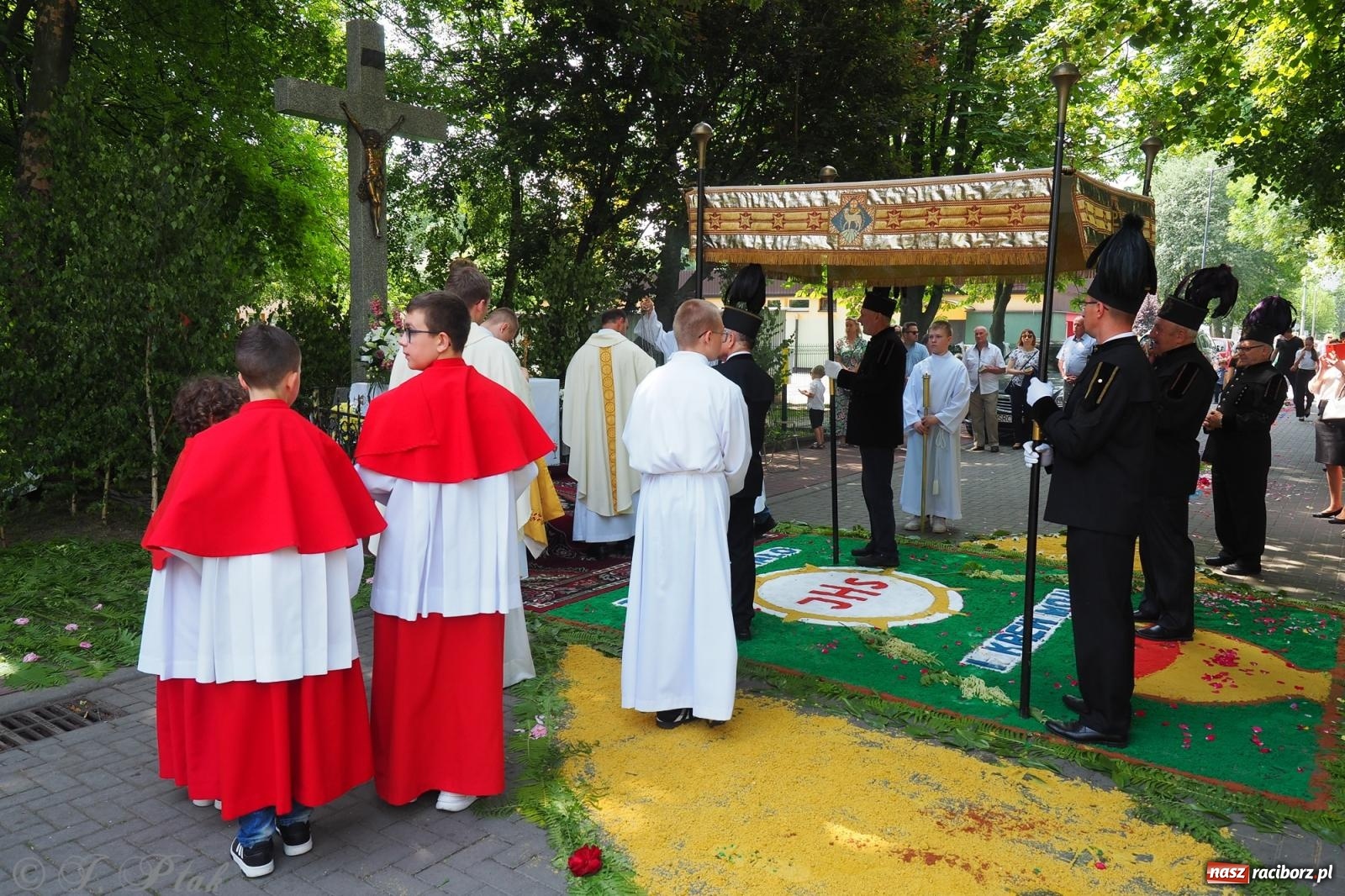 Zdjęcie w galerii na portalu naszraciborz.pl: Z Maryją przez osiedla i łąki. Boże Ciało w parafii Matki Bożej [FOTO i WIDEO] wiadomości z regionu