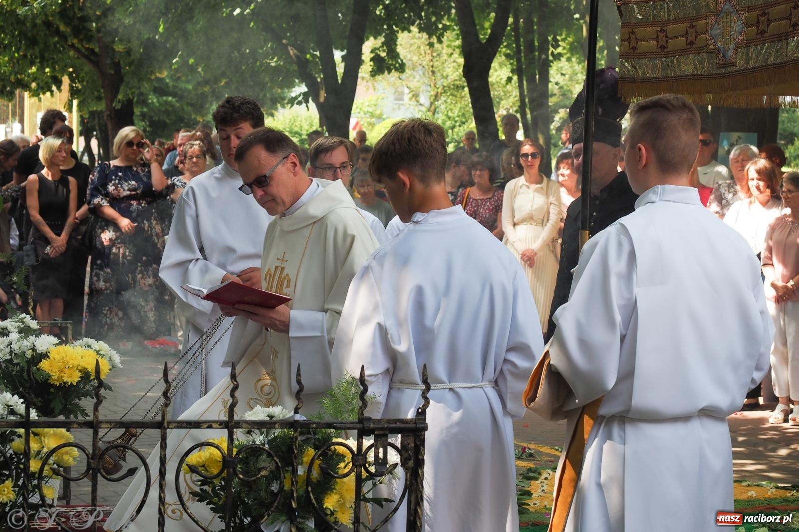 Zdjęcie w galerii na portalu naszraciborz.pl: Z Maryją przez osiedla i łąki. Boże Ciało w parafii Matki Bożej [FOTO i WIDEO] wiadomości z regionu