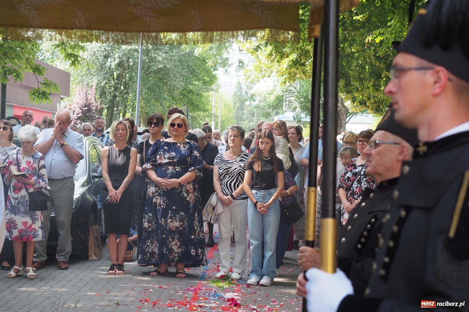 Zdjęcie w galerii na portalu naszraciborz.pl: Z Maryją przez osiedla i łąki. Boże Ciało w parafii Matki Bożej [FOTO i WIDEO] wiadomości z regionu