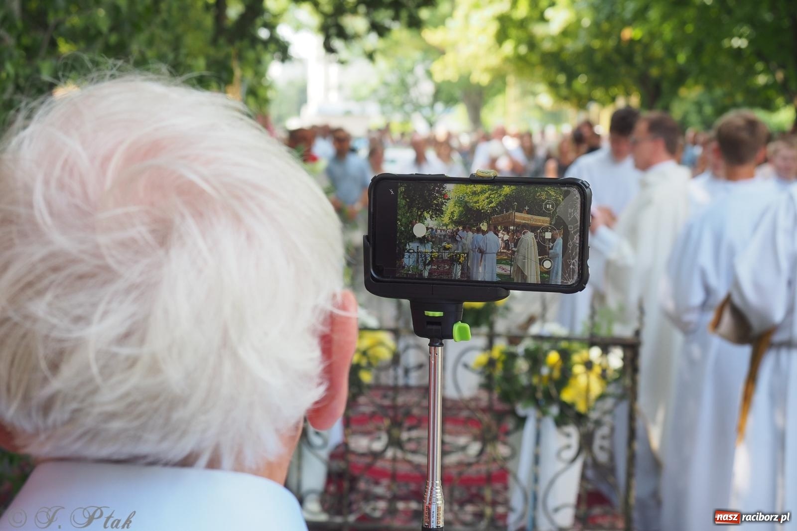 Zdjęcie w galerii na portalu naszraciborz.pl: Z Maryją przez osiedla i łąki. Boże Ciało w parafii Matki Bożej [FOTO i WIDEO] wiadomości z regionu