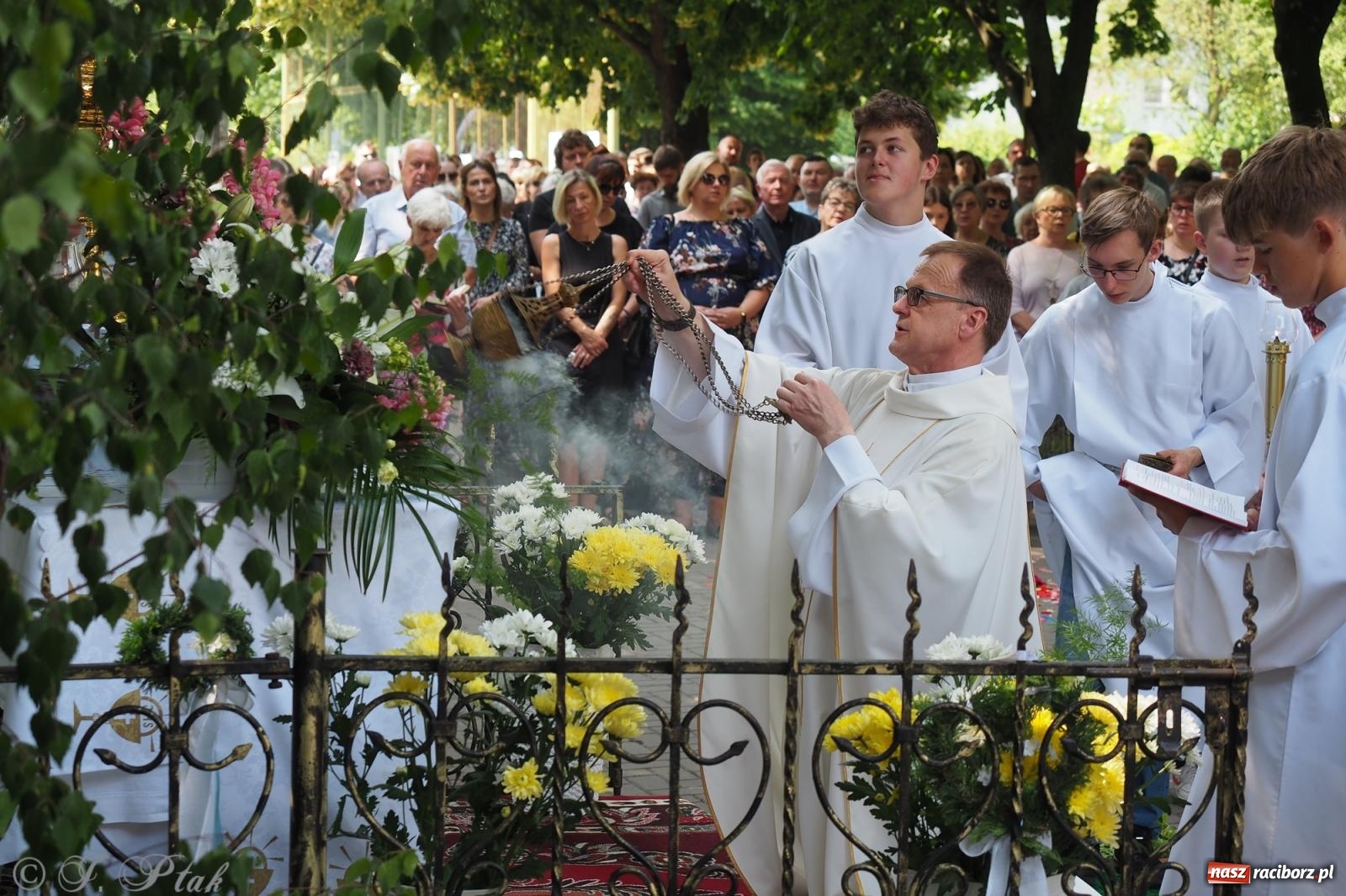 Zdjęcie w galerii na portalu naszraciborz.pl: Z Maryją przez osiedla i łąki. Boże Ciało w parafii Matki Bożej [FOTO i WIDEO] wiadomości z regionu