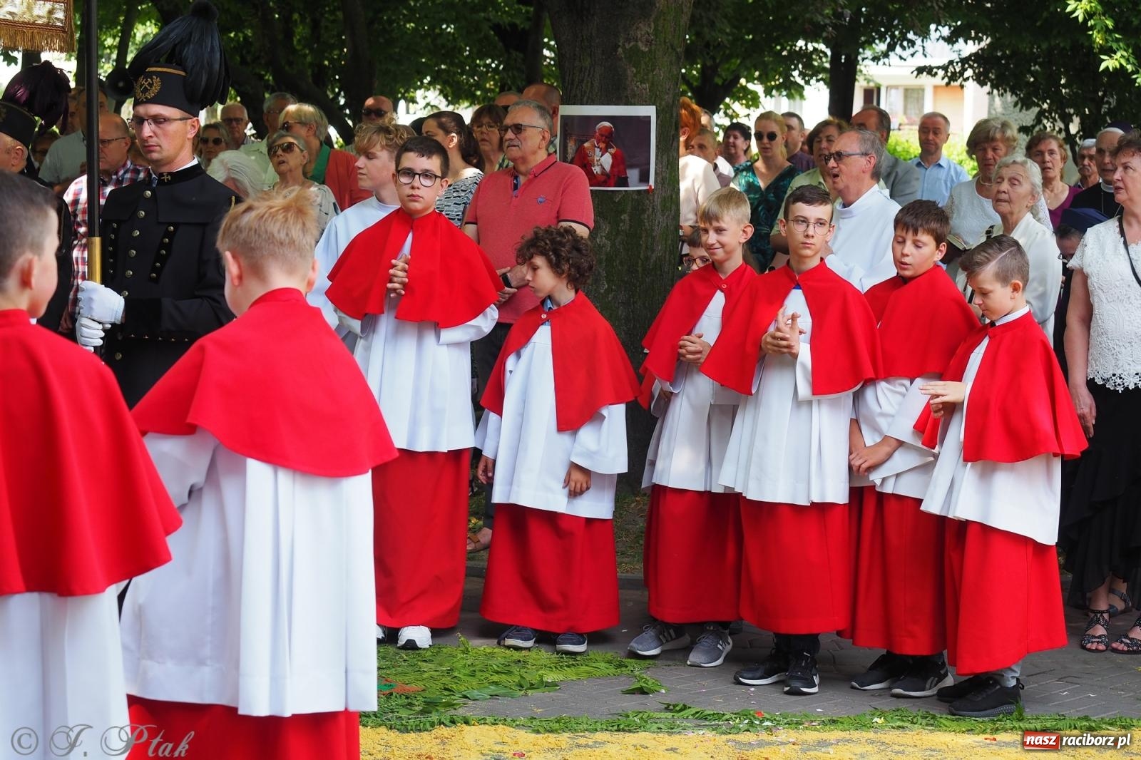 Zdjęcie w galerii na portalu naszraciborz.pl: Z Maryją przez osiedla i łąki. Boże Ciało w parafii Matki Bożej [FOTO i WIDEO] wiadomości z regionu