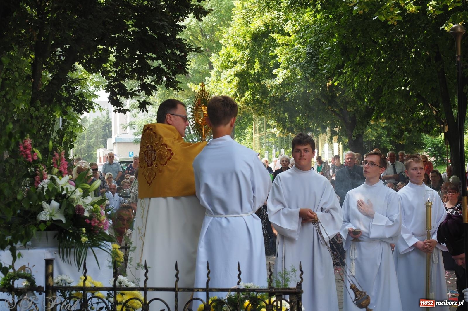 Zdjęcie w galerii na portalu naszraciborz.pl: Z Maryją przez osiedla i łąki. Boże Ciało w parafii Matki Bożej [FOTO i WIDEO] wiadomości z regionu