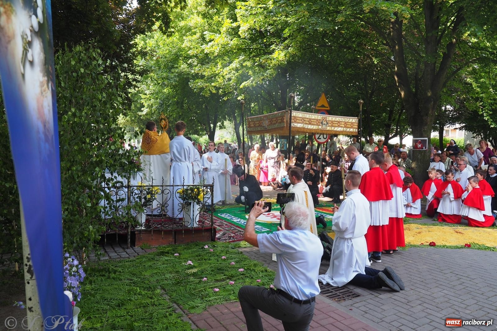 Zdjęcie w galerii na portalu naszraciborz.pl: Z Maryją przez osiedla i łąki. Boże Ciało w parafii Matki Bożej [FOTO i WIDEO] wiadomości z regionu