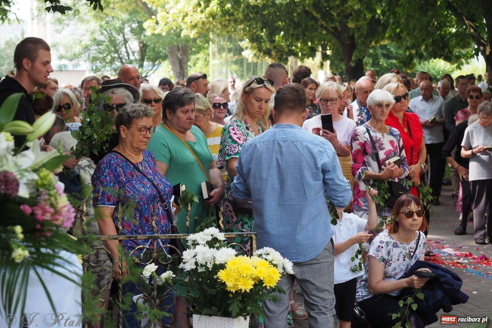Zdjęcie w galerii na portalu naszraciborz.pl: Z Maryją przez osiedla i łąki. Boże Ciało w parafii Matki Bożej [FOTO i WIDEO] wiadomości z regionu