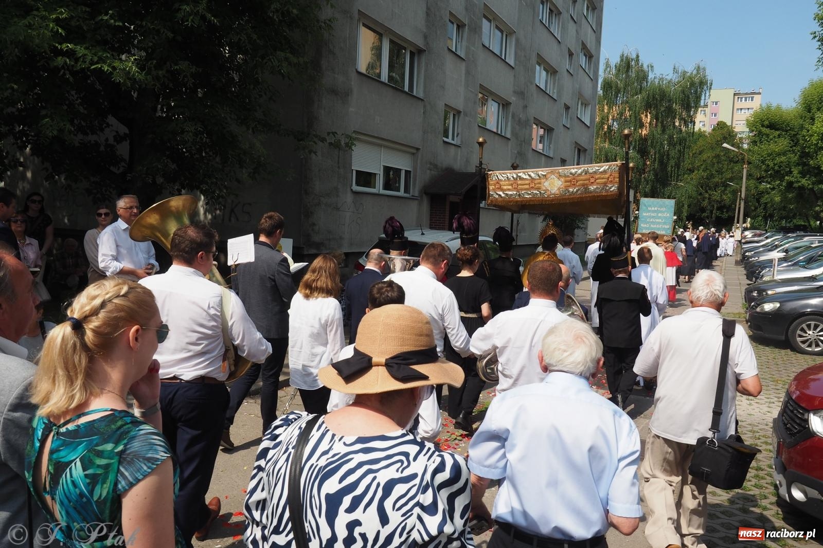 Zdjęcie w galerii na portalu naszraciborz.pl: Z Maryją przez osiedla i łąki. Boże Ciało w parafii Matki Bożej [FOTO i WIDEO] wiadomości z regionu