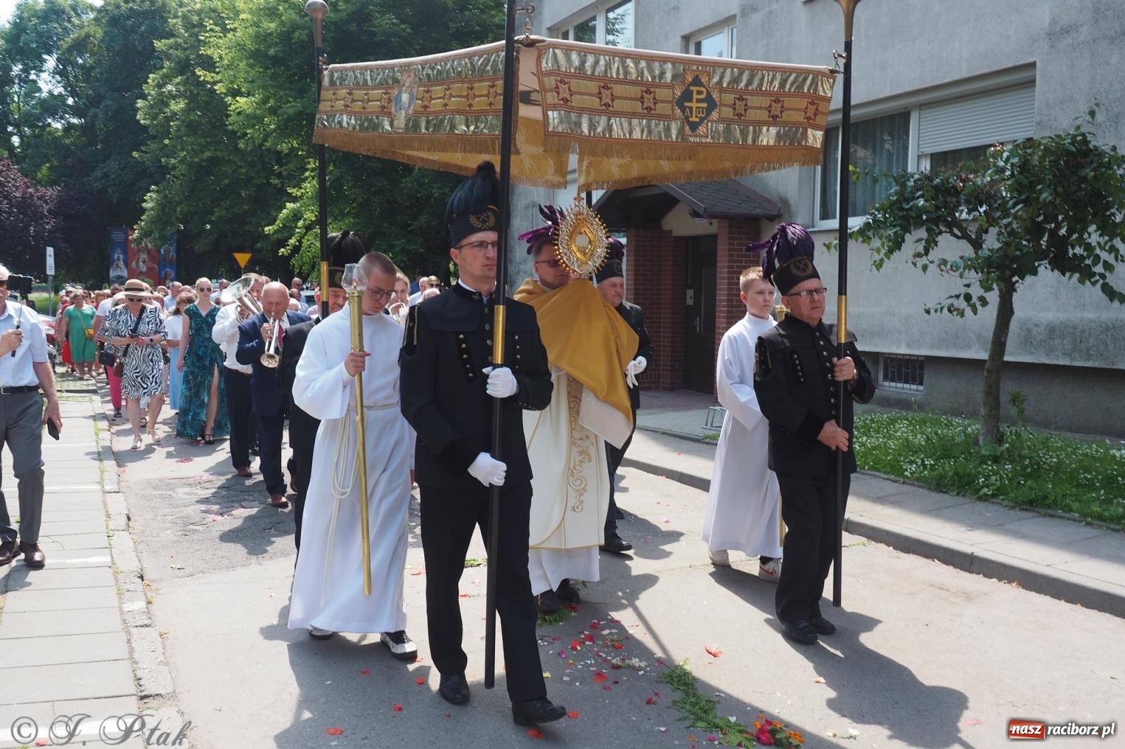 Zdjęcie w galerii na portalu naszraciborz.pl: Z Maryją przez osiedla i łąki. Boże Ciało w parafii Matki Bożej [FOTO i WIDEO] wiadomości z regionu