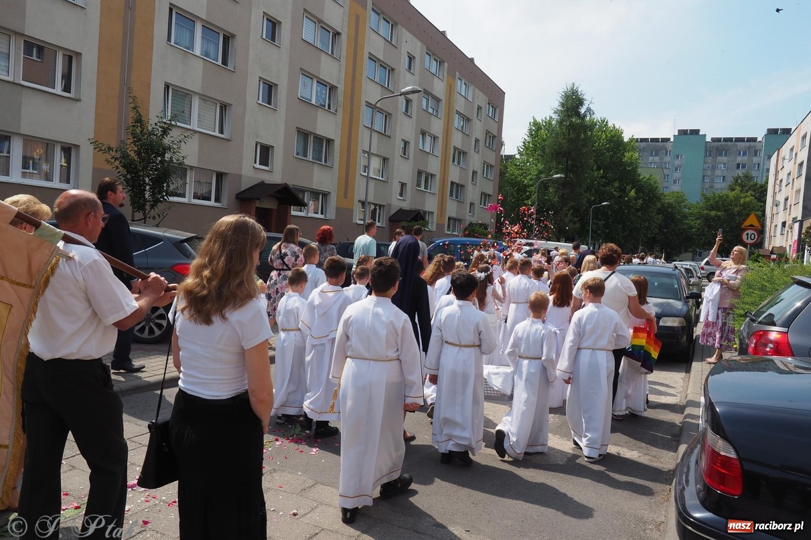 Zdjęcie w galerii na portalu naszraciborz.pl: Z Maryją przez osiedla i łąki. Boże Ciało w parafii Matki Bożej [FOTO i WIDEO] wiadomości z regionu