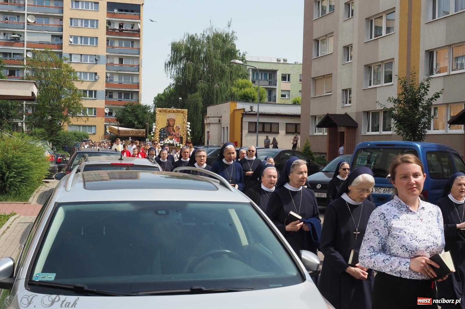 Zdjęcie w galerii na portalu naszraciborz.pl: Z Maryją przez osiedla i łąki. Boże Ciało w parafii Matki Bożej [FOTO i WIDEO] wiadomości z regionu