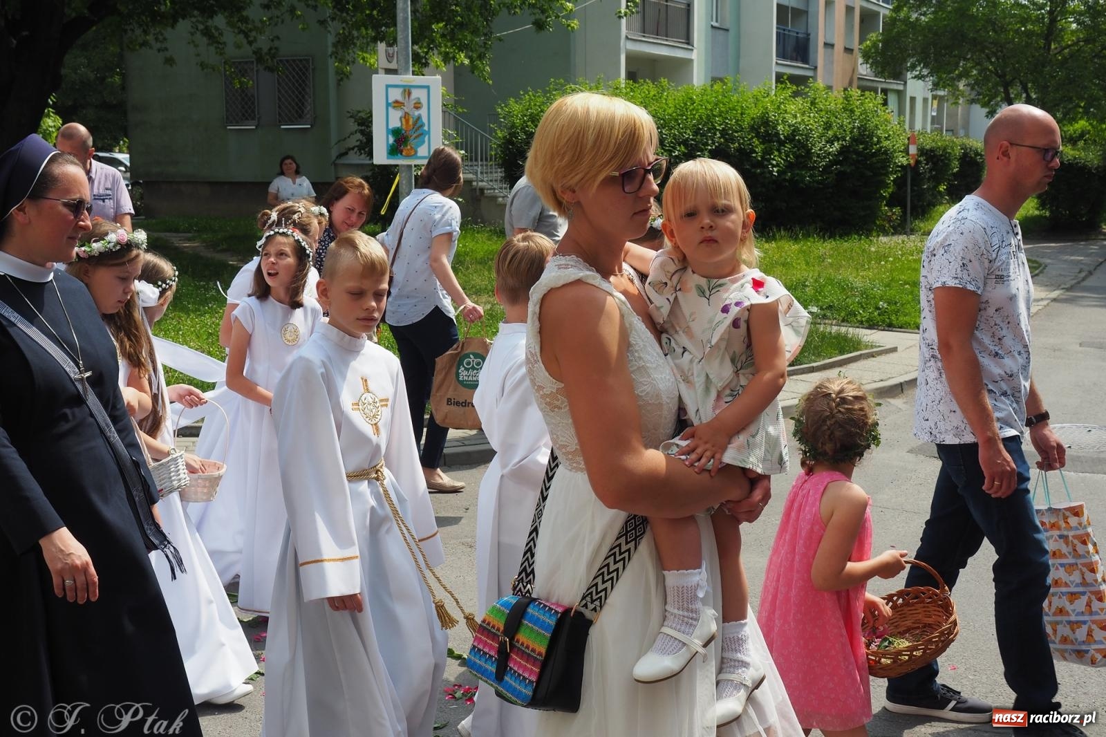 Zdjęcie w galerii na portalu naszraciborz.pl: Z Maryją przez osiedla i łąki. Boże Ciało w parafii Matki Bożej [FOTO i WIDEO] wiadomości z regionu