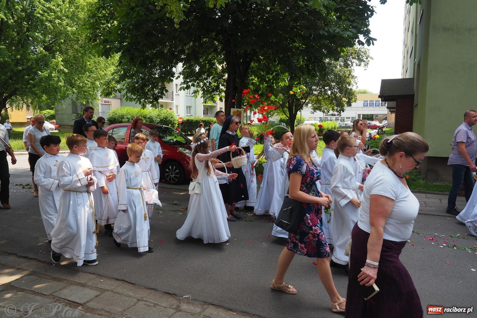 Zdjęcie w galerii na portalu naszraciborz.pl: Z Maryją przez osiedla i łąki. Boże Ciało w parafii Matki Bożej [FOTO i WIDEO] wiadomości z regionu