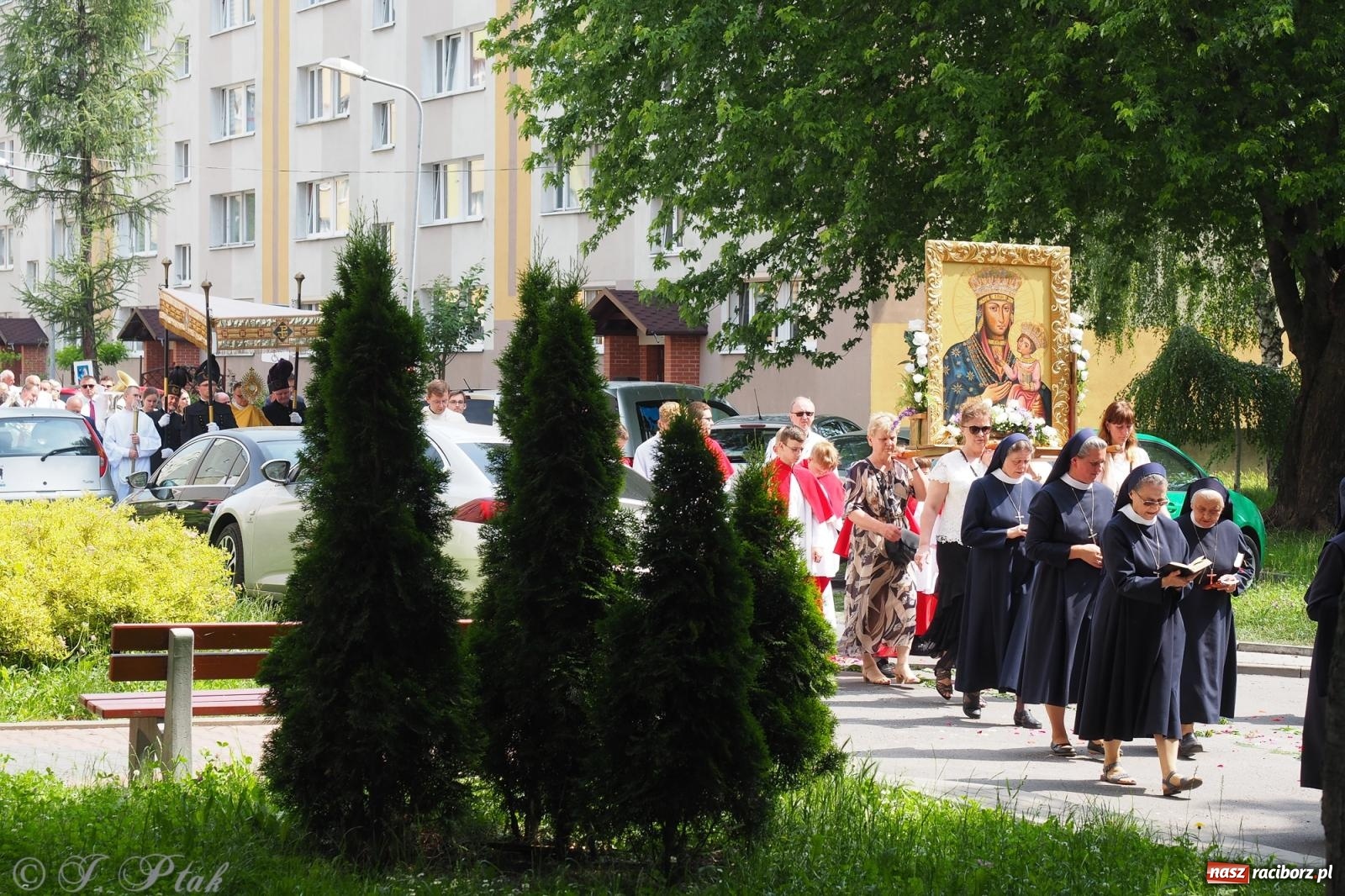 Zdjęcie w galerii na portalu naszraciborz.pl: Z Maryją przez osiedla i łąki. Boże Ciało w parafii Matki Bożej [FOTO i WIDEO] wiadomości z regionu