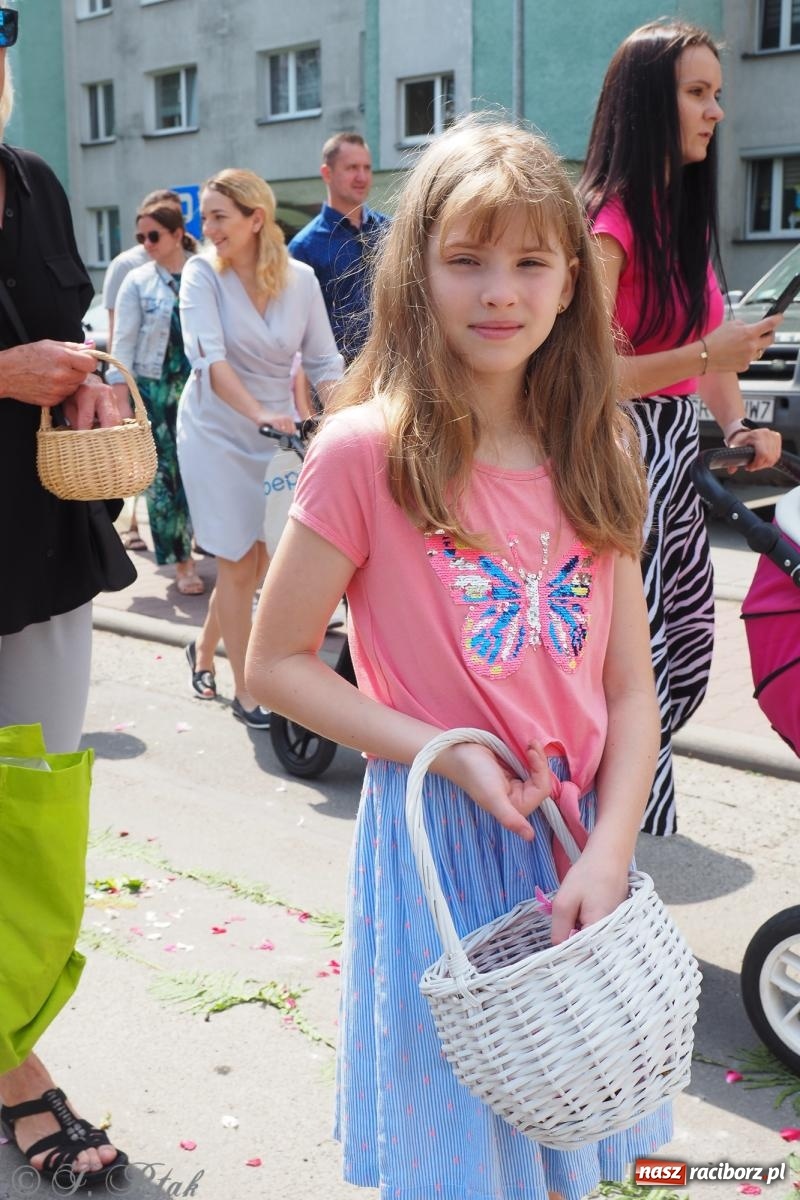 Zdjęcie w galerii na portalu naszraciborz.pl: Z Maryją przez osiedla i łąki. Boże Ciało w parafii Matki Bożej [FOTO i WIDEO] wiadomości z regionu