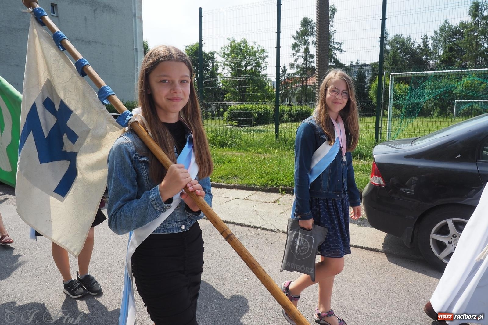 Zdjęcie w galerii na portalu naszraciborz.pl: Z Maryją przez osiedla i łąki. Boże Ciało w parafii Matki Bożej [FOTO i WIDEO] wiadomości z regionu