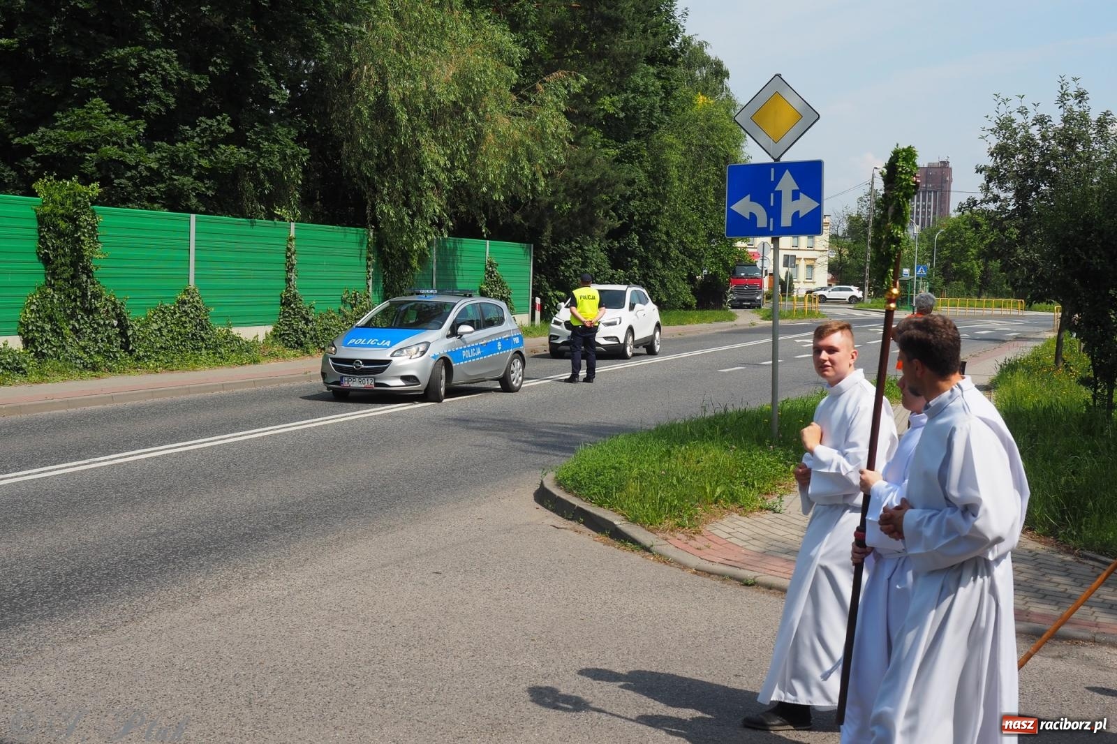 Zdjęcie w galerii na portalu naszraciborz.pl: Z Maryją przez osiedla i łąki. Boże Ciało w parafii Matki Bożej [FOTO i WIDEO] wiadomości z regionu